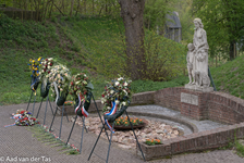 830842 Afbeelding van de kransen bij het gedenkteken voor de gefusilleerde verzetsstrijders in het Fort De Bilt ...